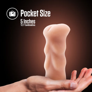 An image of the blush EnLust Cassie Stroker standing on the palm of a hand. At the top of the image is a feature icon for: Pocket Size 5 inches / 12.7 centimetres.