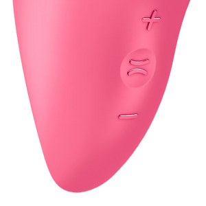 Close up at the control buttons of the Satisfyer Magnetic Deep Air Pulse Vibrator