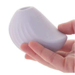 The Satisfyer Pearl Diver Air Pulse Stimulator is held from the lower front, showing the size scale of the product.